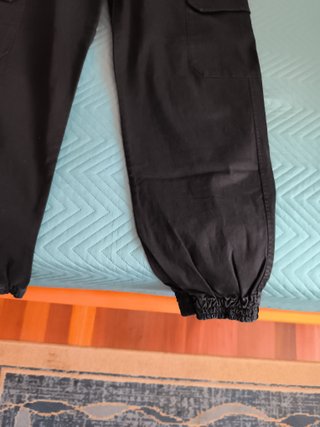 Pantalón cargo negro con cadena