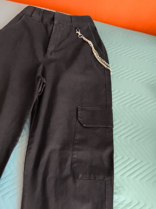 Pantalón cargo negro con cadena