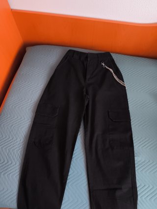 Pantalón cargo negro con cadena
