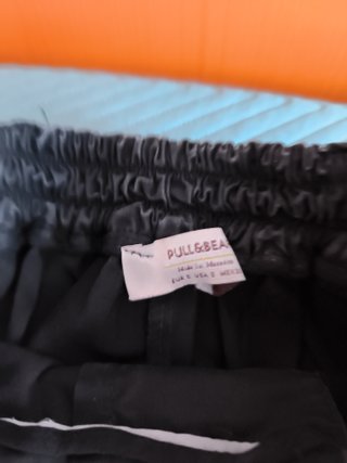 Pantalón cargo negro con cadena
