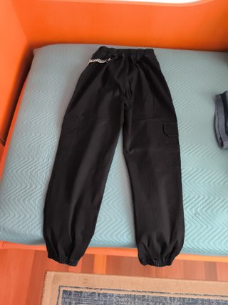 Pantalón cargo negro con cadena