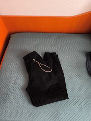 Pantalón cargo negro con cadena