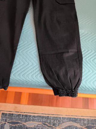 Pantalón cargo negro con cadena