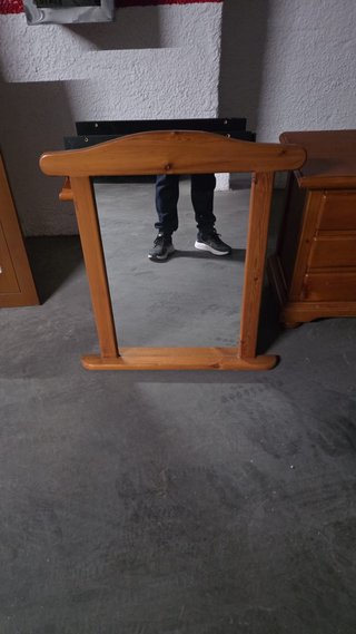 Mesitas de noche de madera, espejos madera, sillas