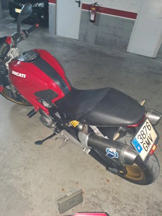 Ducati Monster 696 Roja y Dorada