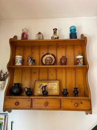 Estantería de madera con adornos