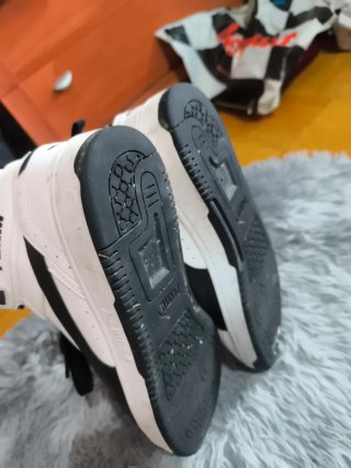 Tenis. Zapatillas Puma Blancos y Negros