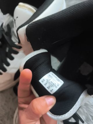 Tenis. Zapatillas Puma Blancos y Negros