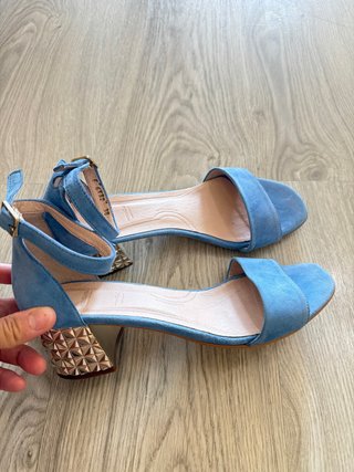 Sandalias azules tacón dorado talla 38