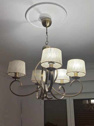 Lámpara de techo dorada y beige