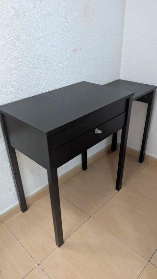 Mesa de madera negra con cajón