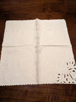 Servilletas de tela beige con encaje