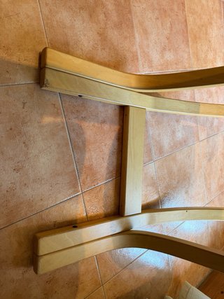 Silla ergonómica negra y madera