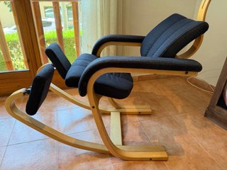Silla ergonómica negra y madera