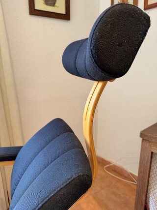 Silla ergonómica negra y madera