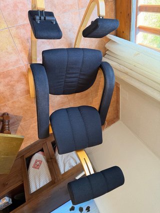 Silla ergonómica negra y madera