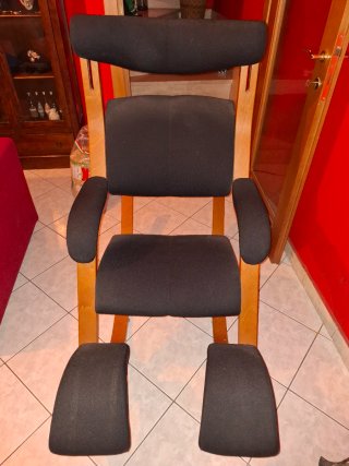 Poltrona in tessuto e legno