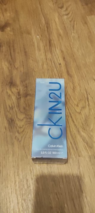 Colonia CK IN2U de Calvin Klein y bufanda cashmere