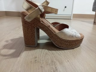 Sandalias doradas y blancas de cuña