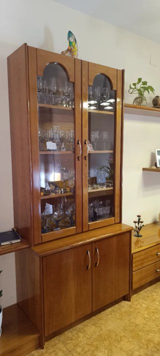 Mueble de madera maciza hechi por carpintera y cri