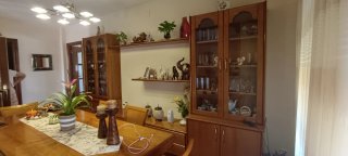 Mueble de madera maciza hechi por carpintera y cri
