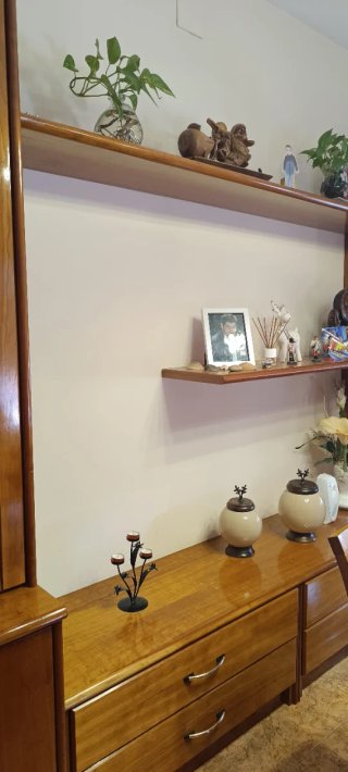 Mueble de madera maciza hechi por carpintera y cri