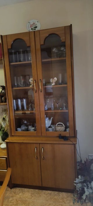 Mueble de madera maciza hechi por carpintera y cri