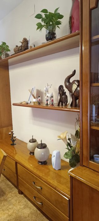 Mueble de madera maciza hechi por carpintera y cri