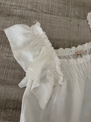 Blusa blanca con volantes
