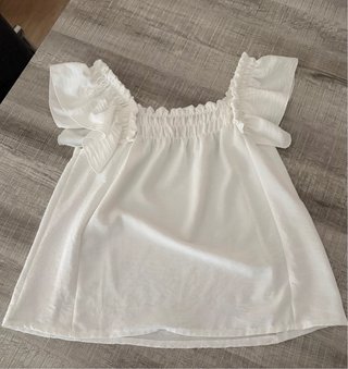 Blusa blanca con volantes