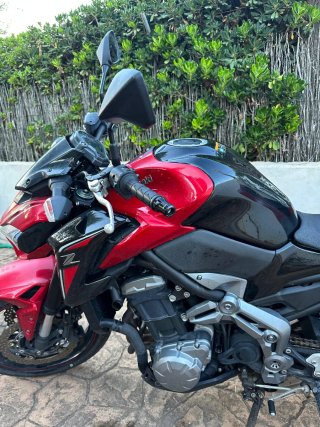 Moto Kawasaki Naked Roja y Negra
