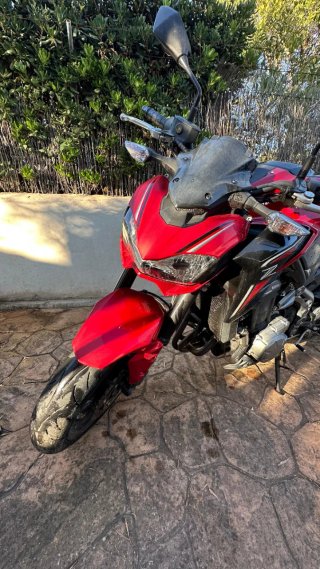 Moto Kawasaki Naked Roja y Negra