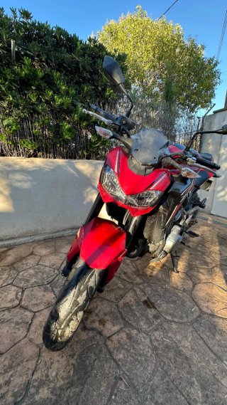 Moto Kawasaki Naked Roja y Negra