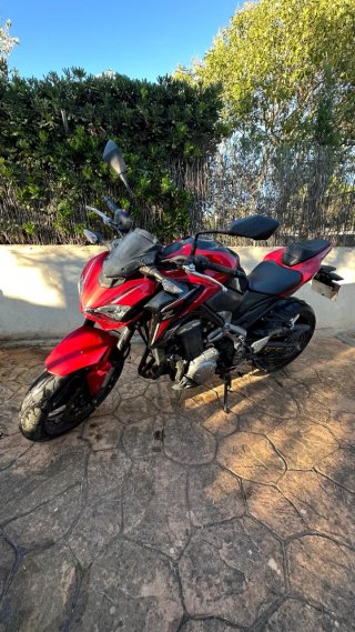 Moto Kawasaki Naked Roja y Negra