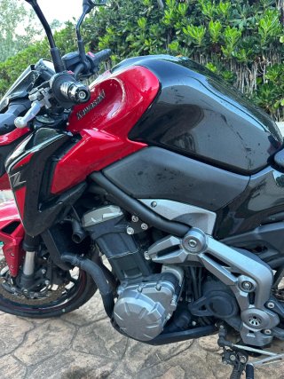 Moto Kawasaki Naked Roja y Negra