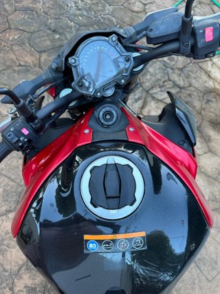 Moto Kawasaki Naked Roja y Negra