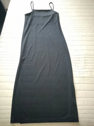 Vestido negro con abertura lateral