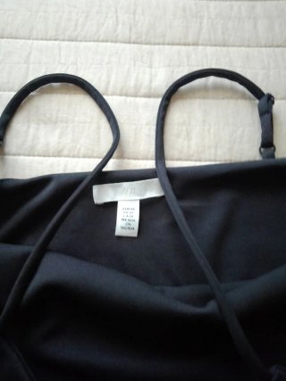 Vestido negro con abertura lateral