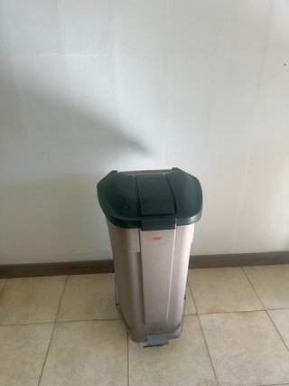 Contenedor de basura beige y verde