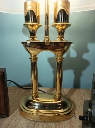 Lámpara de mesa dorada con tulipa de cristal