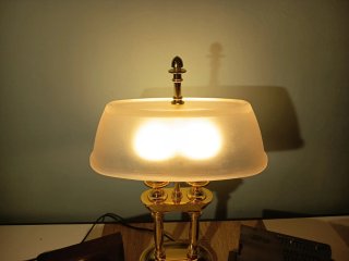 Lámpara de mesa dorada con tulipa de cristal