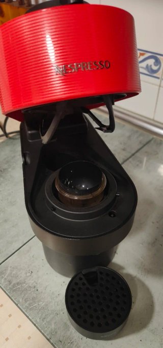 Cafetera Nespresso Vertuo Pop Roja y Negra
