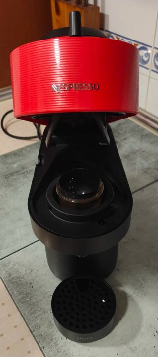 Cafetera Nespresso Vertuo Pop Roja y Negra