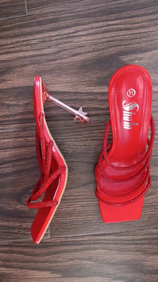 Sandalias rojas Shein tacón tiras brillantes