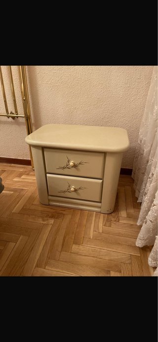 Cómoda y mesitas de noche a juego
