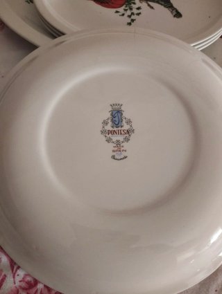 Vajilla de cerámica con motivos marinos .