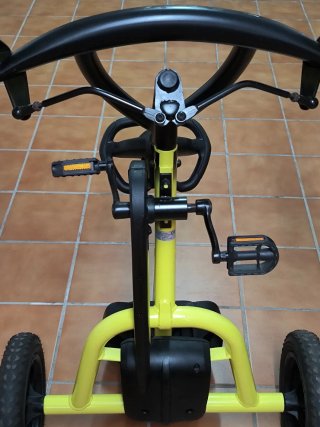 Coche de pedales Berg amarillo y negro