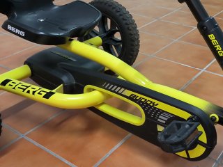 Coche de pedales Berg amarillo y negro