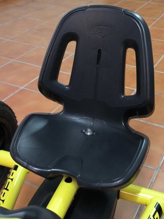 Coche de pedales Berg amarillo y negro