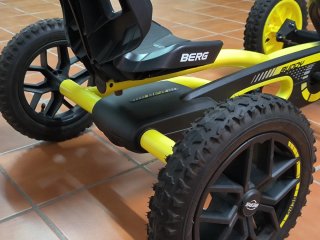 Coche de pedales Berg amarillo y negro